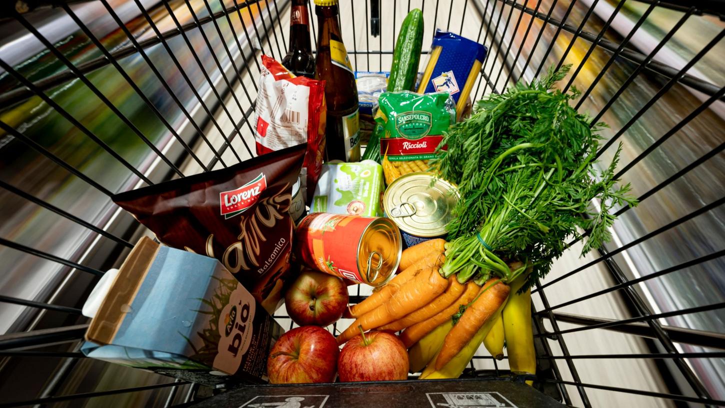 Ein unbekannter Täter entwendete den Geldbeutel einer Rentnerin im Supermarkt (Symbolfoto).