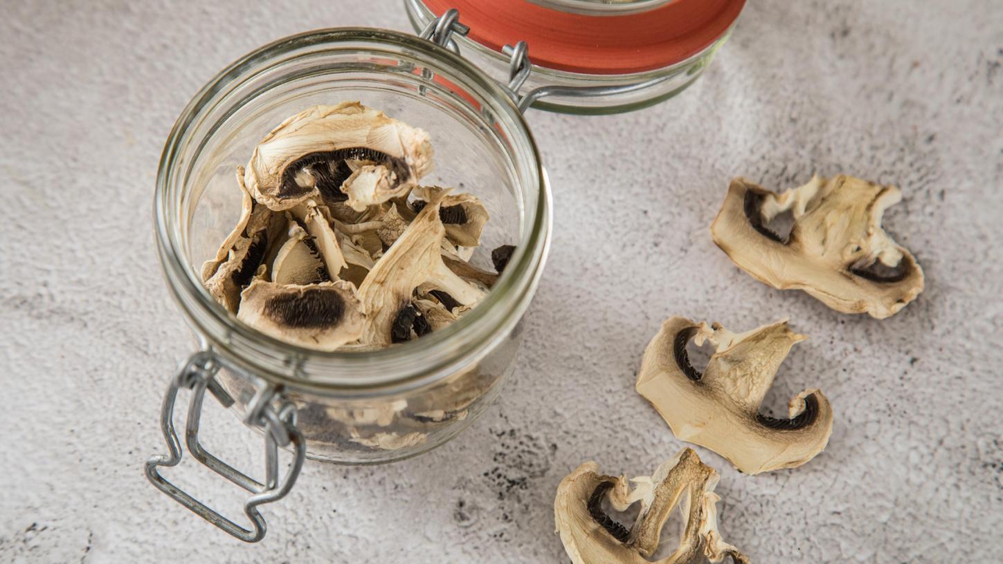 Getrocknete Pilze liefern einen intensiven Geschmack. Man bewahrt sie am besten in einem fest verschließbaren Glas auf.