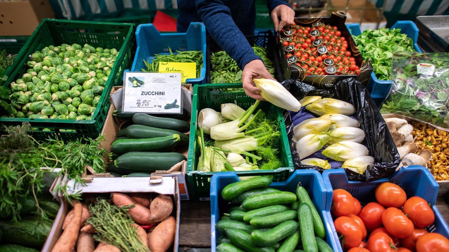 Zahlreiche Lebensmittel werden um die halbe Welt geflogen, verschifft, verladen und dann nochmal mit dem Lkw in den heimischen Supermarkt transportiert.