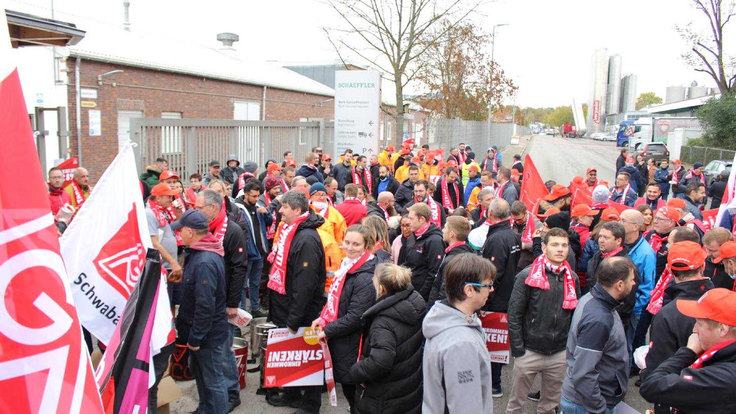 Etwa 220 Beschäftigte der Gunzenhäuser Firmen Bosch Industriekessel, Sanmina und Schaeffler waren dem Aufruf zum Warnstreik gefolgt. 