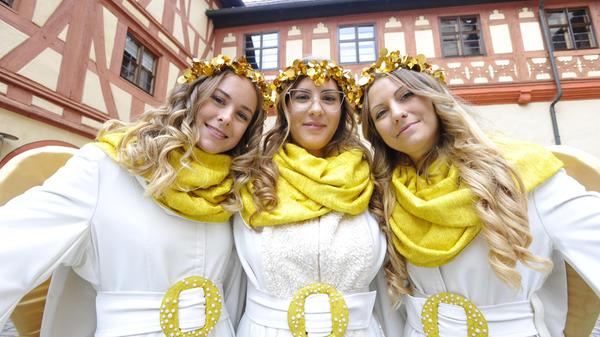 Die drei Forchheimer Weihnachtsengel 2022: Hannah Stöhr (22) aus Leutenbach, Jana Dötzer (25) aus Forchheim und Leonie Müller (26) aus Forchheim-Reuth (v.l.).