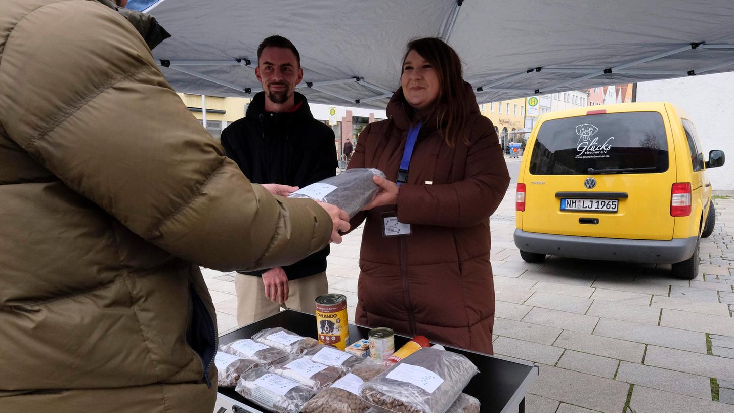 Es ging verhalten los, doch inzwischen hat sich die Tiertafel herumgesprochen und es kommen immer mehr Menschen.