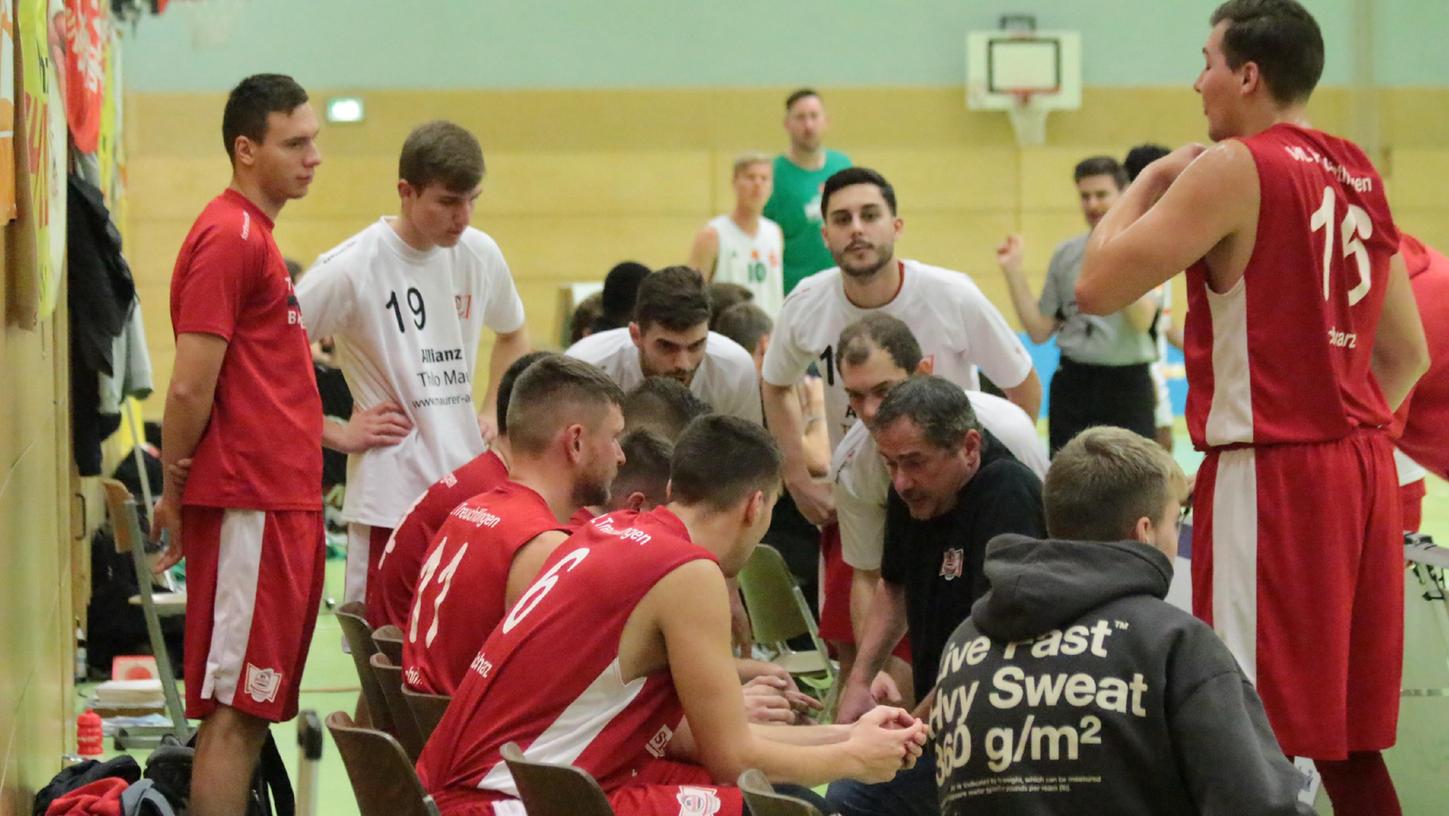 Nach zuletzt drei Niederlagen in Serie gibt es bei den VfL-Baskets um Trainer Stephan Harlander (im schwarzen T-Shirt) einiges an Redebedarf. An diesem Samstag, 5. November, ab 17 Uhr wollen die Treuchtlinger beim Auswärtsspiel in Unterhaching in die Erfolgsspur zurückfinden. Unser Bild entstand vor zwei Wochen beim Derby in Ansbach.  