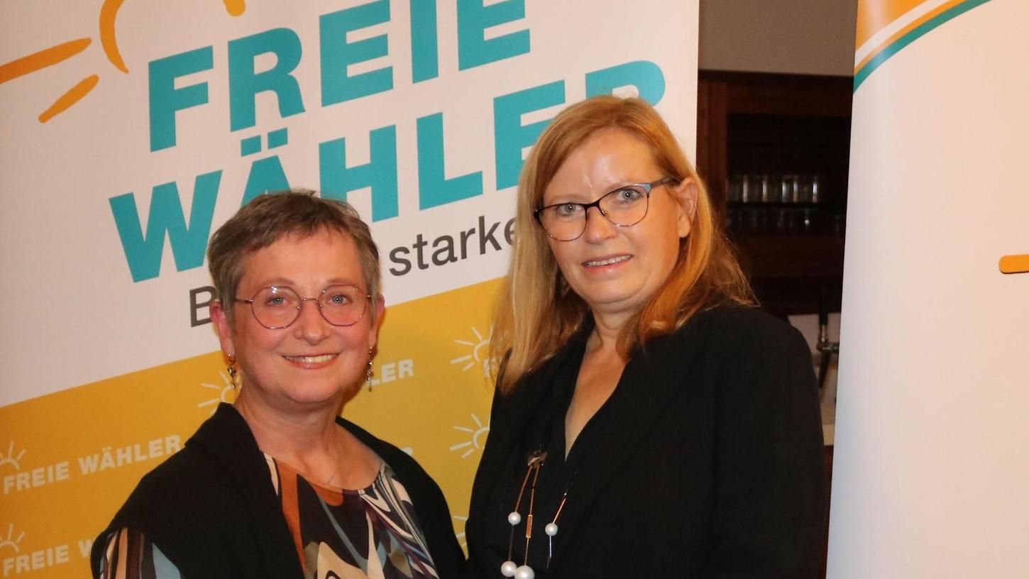 Sie sitzen bereits im Landtag bzw. im Bezirkstag: Jetzt haben die Freien Wähler Gabi Schmidt (re.) und Elke Eder erneut für die Urnengänge 2023 nominiert.