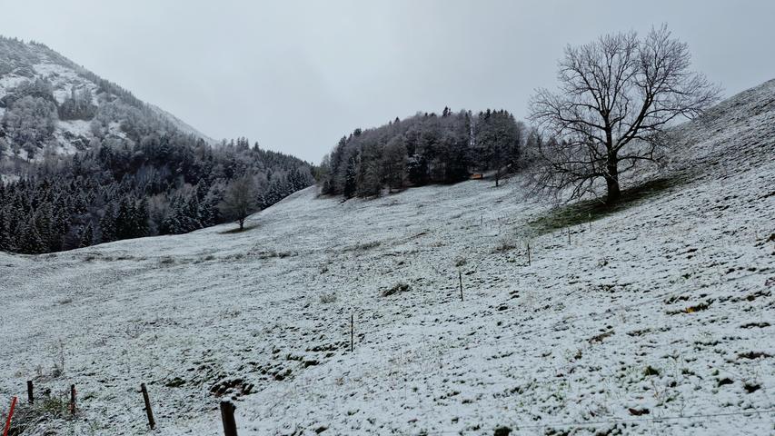 In Ruhpolding verschwindet die Landschaft unter einer leichten Schneedecke.