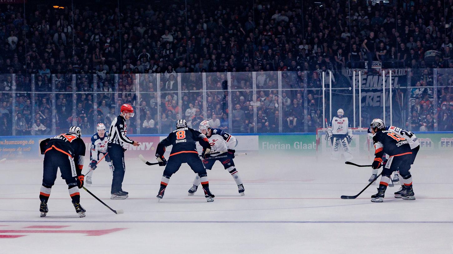 Nach dem Spiel der Ice Tigers gegen die Löwen Frankfurt wurde ein 75-Jähriger nach einem Herzinfarkt von Unfallzeugen gerettet.