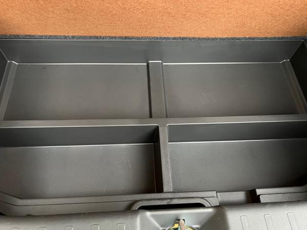 Prädikat praktisch: Kofferraum-Box mit Staufächern.