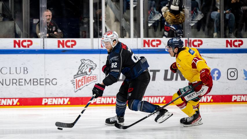 Einen Schritt voraus: Ice Tiger Hayden Shaw im Laufduell mit dem Ex-Nürnberger Daniel Fischbuch.