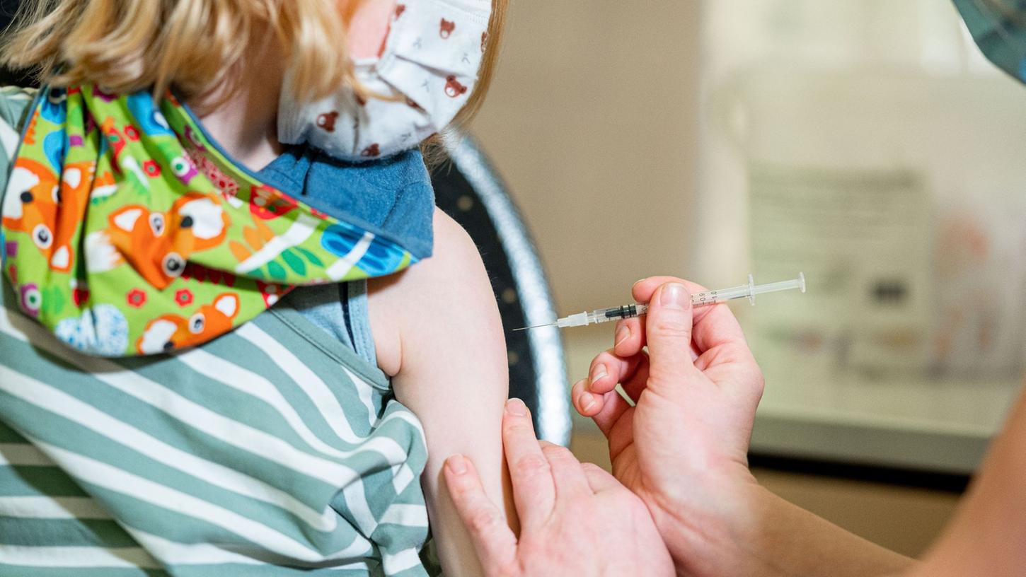 Ein kleines Mädchen wird im mobilen Impfzentrum für Kinder in Lüneburg gegen das Coronavirus geimpft.