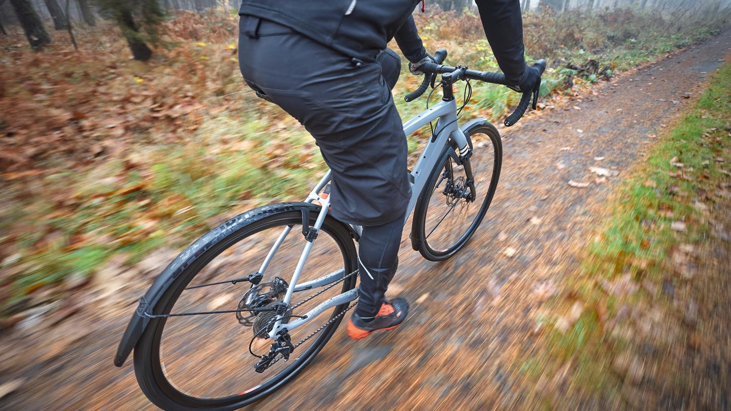 Auch jetzt lässt es sich noch gut biken. Diesem Fahrrad fehlt allerdings die vorgeschriebene Beleuchtung.