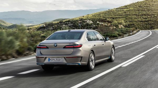 Mit fast 5,40 Metern ist der i7 noch länger als die Langversion des Vorgänger-Siebeners.