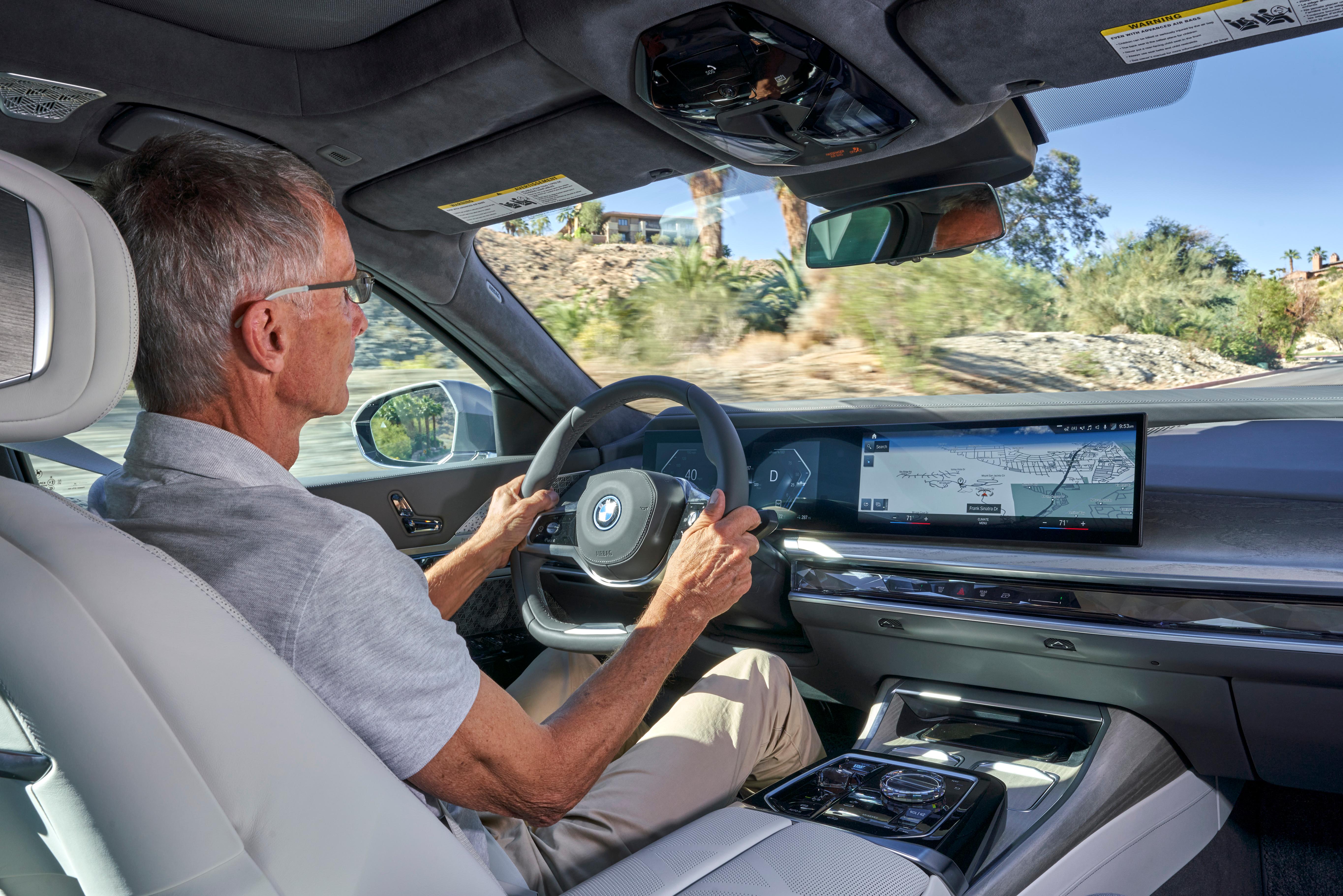 Der leicht zum Fahrer gebogene Bildschirm ist das zentrale Element im volldigitalisierten Cockpit.