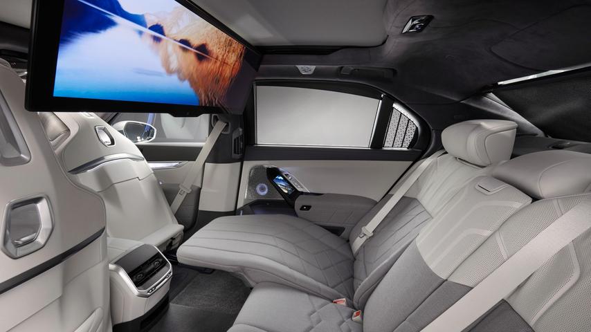 Im Luxus schwelgen können auch die hinteren Passagiere, besonders dann, wenn der sogenannte Theater-Bildschirm aus dem Dachhimmel fährt.
