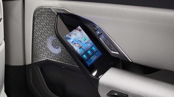 Steuern lässt sich das Privatkino inklusive Streaming-Programm über iPhone-große Touch-Displays in den Fondtüren.