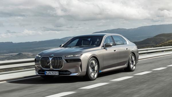 Die reinen Leistungswerte plus das Sprintvermögen (4,6 Sekunden auf Tempo 100, Spitze von 240 km/h) spiegeln nicht im Ansatz die dynamischen Fähigkeiten des i7 wider.