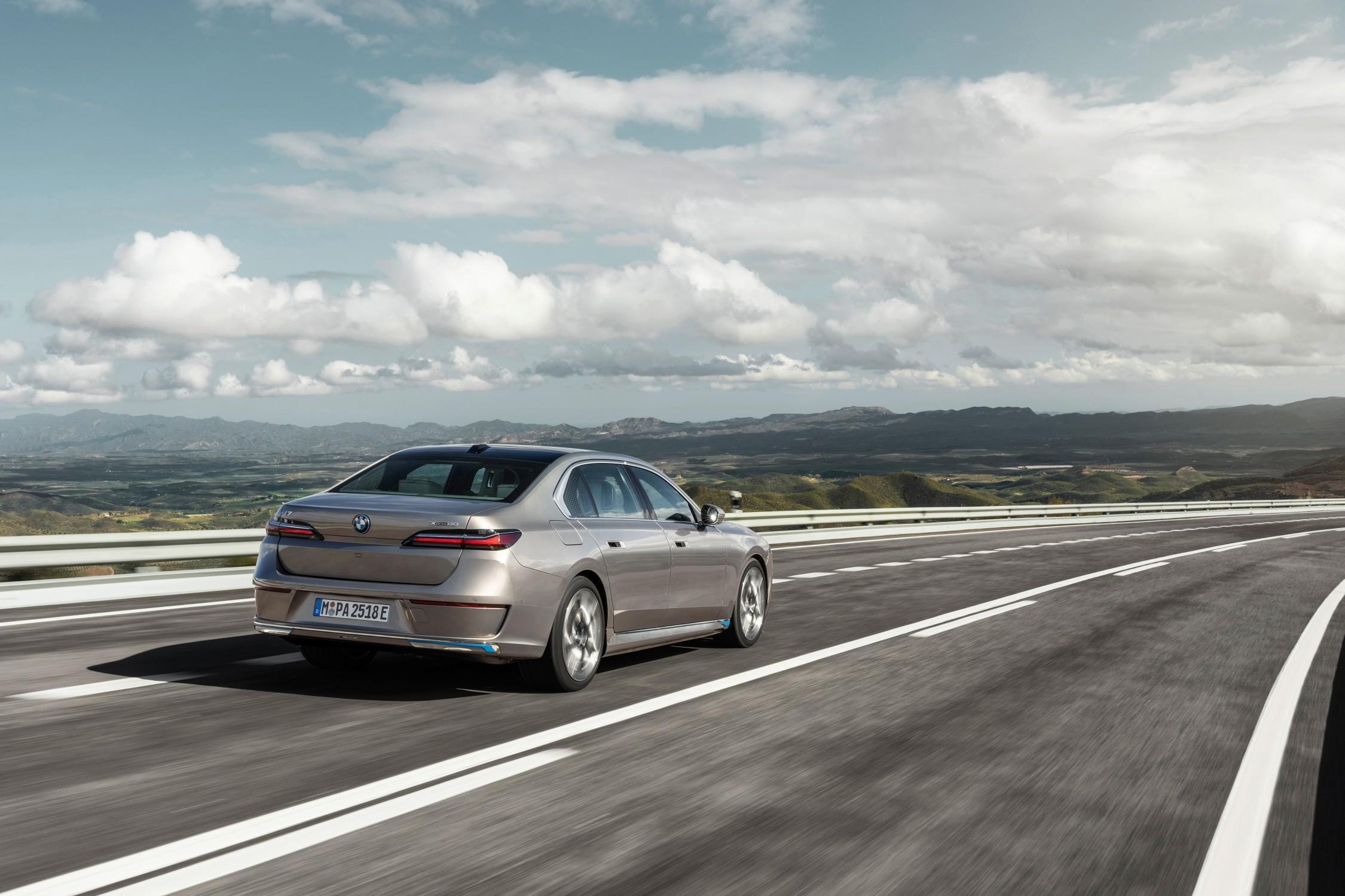 Die Hinterräder lenken mit, auch die adaptive Luftfederung ist serienmäßig.