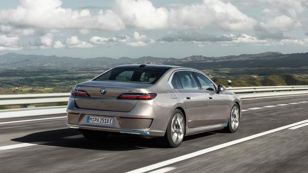 Die Hinterräder lenken mit, auch die adaptive Luftfederung ist serienmäßig.