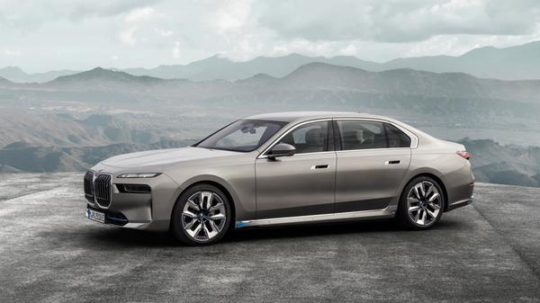 Das alles hat natürlich seinen Preis: Der BMW i7 kostet mindestens 135.900 Euro.