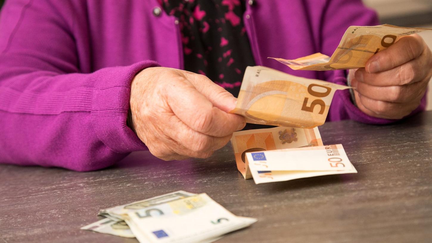 Rentner in Deutschland können sich nach Angaben der Bild am Sonntag auf eine Erhöhung ihrer Bezüge einstellen.