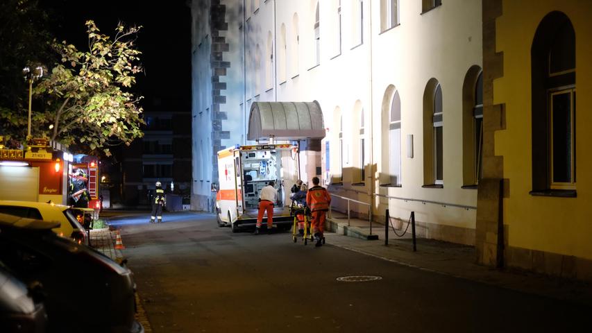 Gegen 21:45 ist dann auch das Aggregat ausgefallen. Hilfsorganisationen und Freiwillige Feuerwehr rückten an, um den Mitarbeitern zu helfen. 