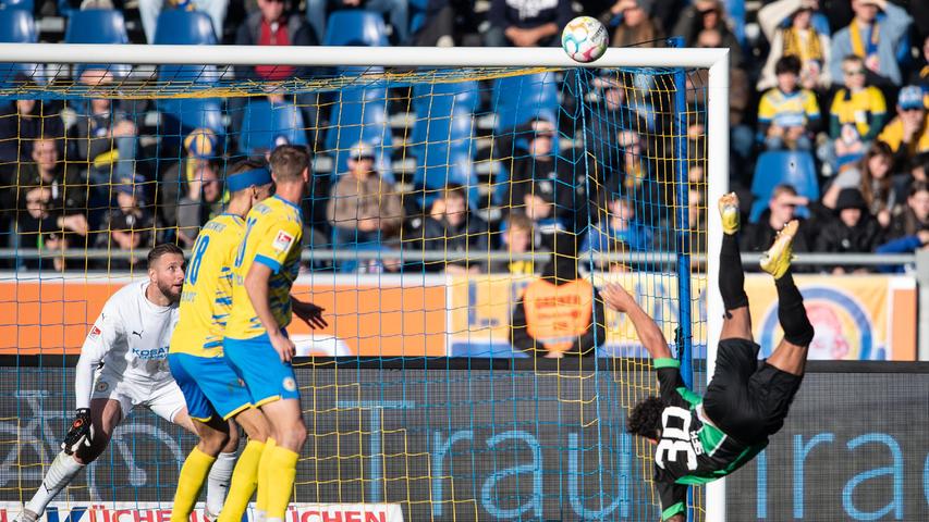 Harte Zweikämpfe und ein Traumtor - das 0:1 gegen Braunschweig in Bildern