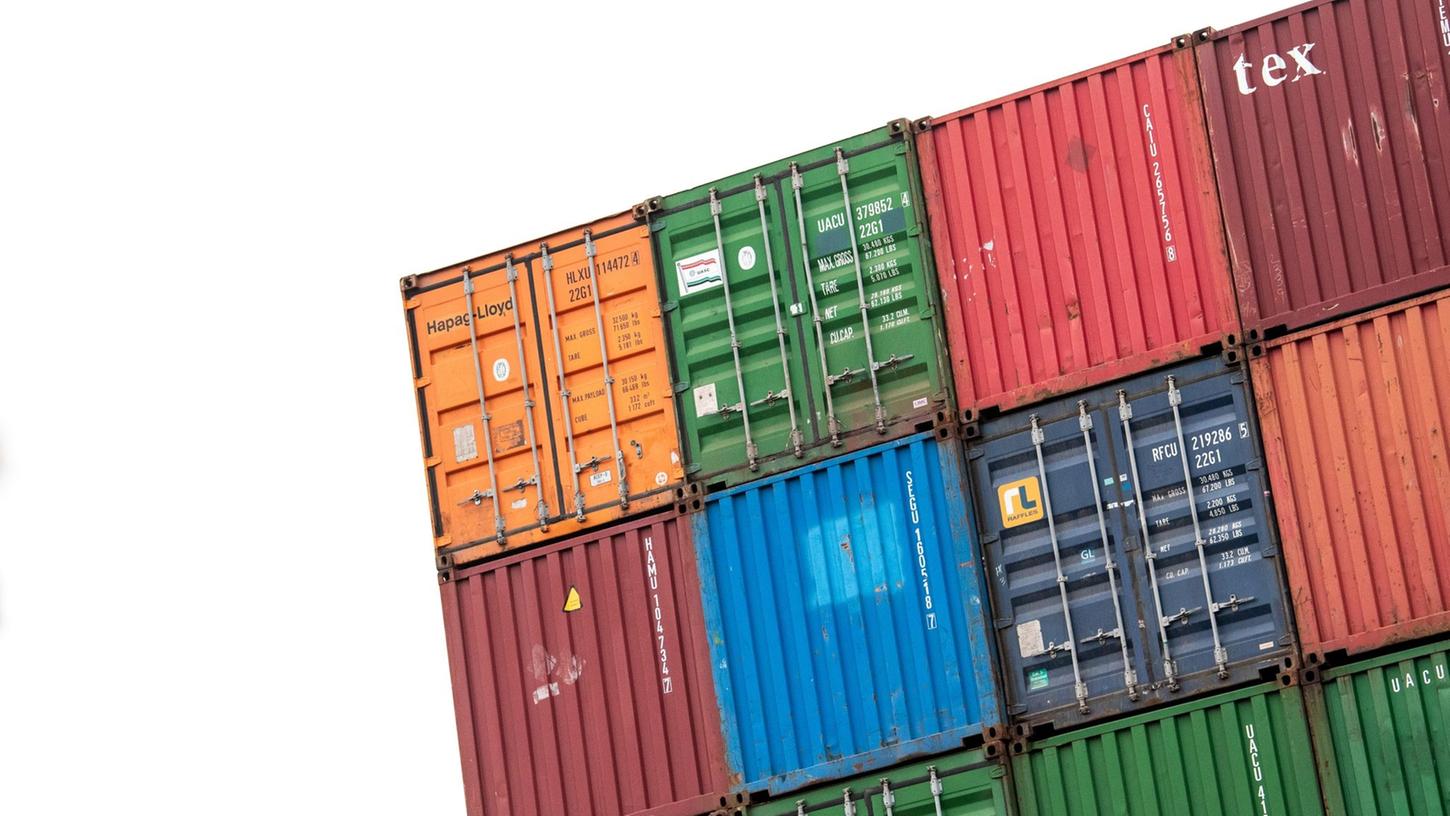 Gestapelte Container auf einem Gelände im Hafen von Hamburg. Gestapelte Container auf einem Gelände im Hafen von Hamburg.