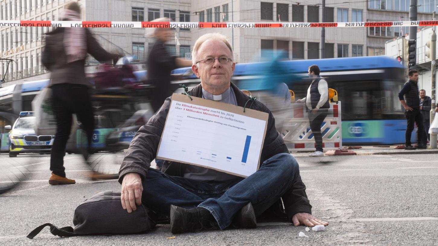 Dieses Bild zeigt den Nürnberger Jesuitenpater Jörg Alt am 28.Oktober 2022 bei einem Klima-Protest in München. 