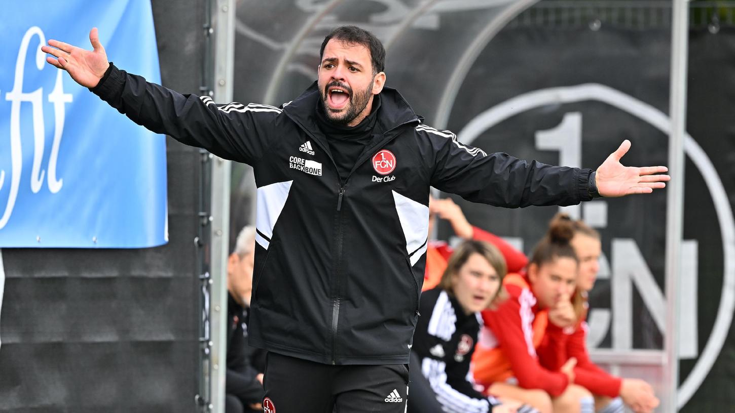 Bleibt mit seinen Club-Fußballerinnen oben dabei: Trainer Osman Cankaya.