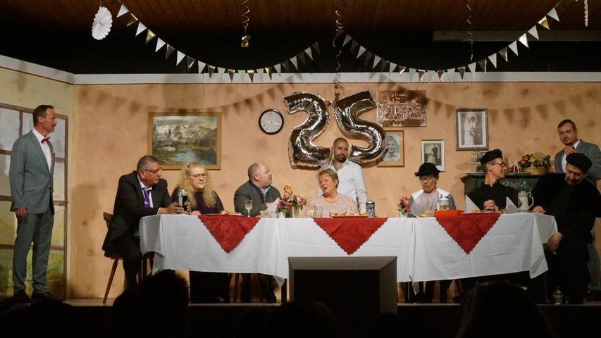 Ein überraschender Gast stört die Feier zur Silberhochzeit von Inge (Zenzi Fischer, Mitte) und Heinz (Michael Buchfelder, l.). Ein überraschender Gast stört die Feier zur Silberhochzeit von Inge (Zenzi Fischer, Mitte) und Heinz (Michael Buchfelder, l.).