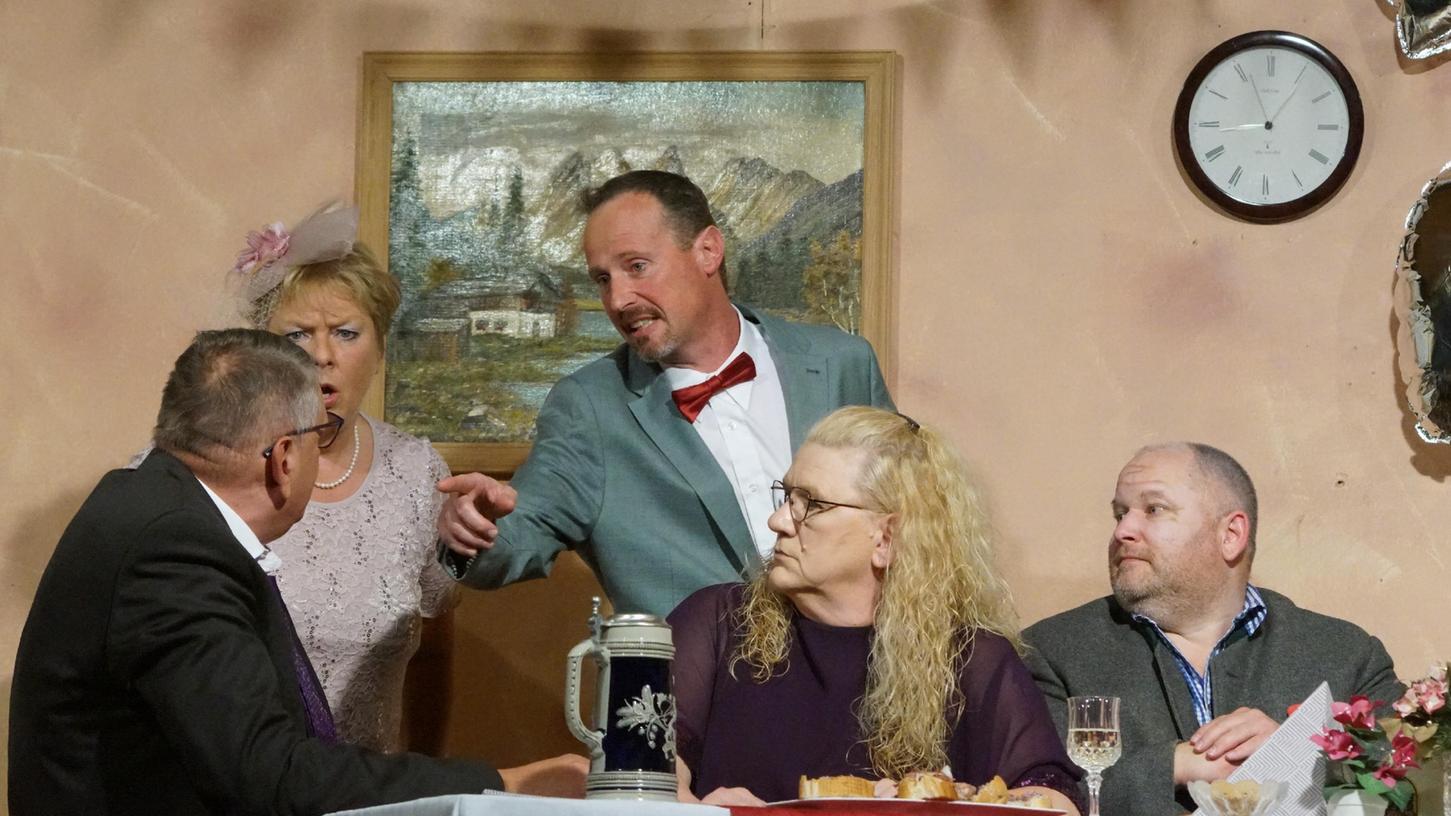 Beim Ehejubiläum von Inge (Zenzi Fischer, 2.v.l.) und Heinz (Michael Buchfelder (M.) ist viel Diskussionsbedarf. Beim Ehejubiläum von Inge (Zenzi Fischer, 2.v.l.) und Heinz (Michael Buchfelder (M.) ist viel Diskussionsbedarf.