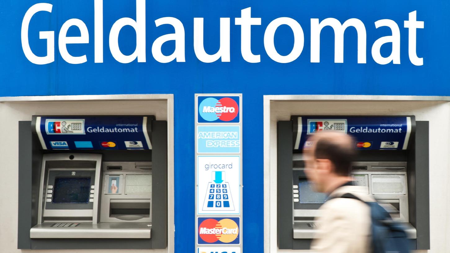 In Regensburg sprengten unbekannte Täter einen Geldautomaten und richteten dabei einen Schaden zwischen 100.000 und 200.000 Euro an.
