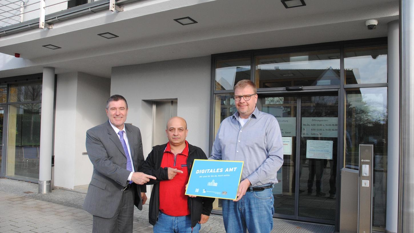 Die Gemeinde Rednitzhembach freut sich über die Auszeichnung als Digitales Amt, hier mit Bürgermeister Jürgen Spahl (v.l.n.r.), Birol Sekerlisoy (IT-Technik), Christian Wagner (Leiter Finanzverwaltung).
