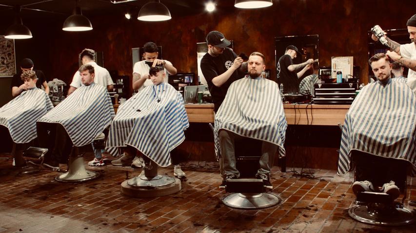 Der Barbiershop in der Eichstätter Straße 2 in Weißenburg glänzt auch mit seiner traditionellen Einrichtung. Die professionellen Barbiere bieten zeitlose Haar- und Bartschnitte sowie Nassrasuren für Männer in jedem Alter an. Platz 5 im Voting!