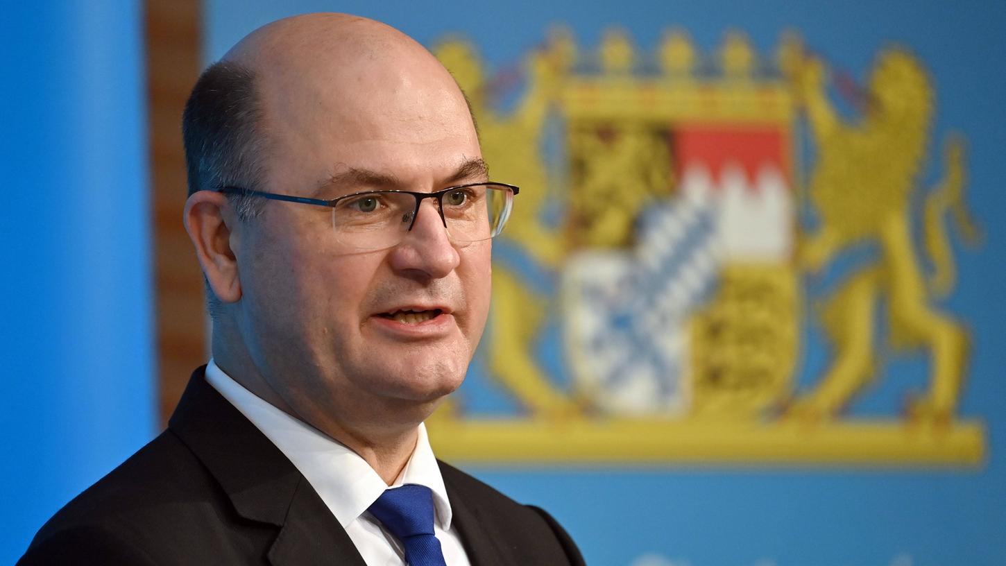 Finanzminister Albert Füracker zeigt sich begeistert vom "Servicezentrum BayernServer". Finanzminister Albert Füracker zeigt sich begeistert vom "Servicezentrum BayernServer".