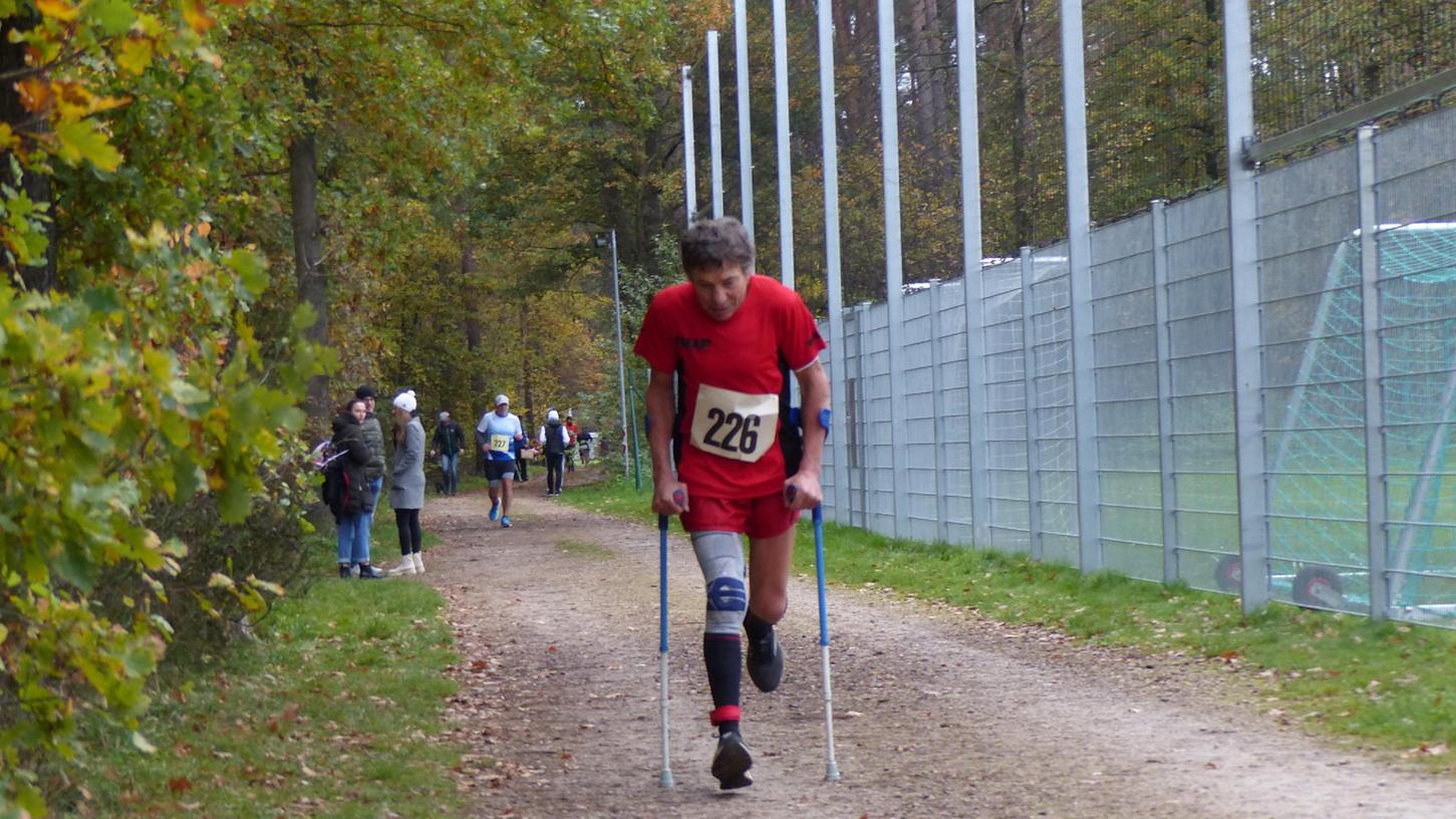 Den Hauptlauf mit Krücken absolvierte Fritz Edelmann - weil es für das Knie besser ist. Zwar hatte der Altentrüdinger Schmerzen, Spaß machte ihm der Waldlauf aber trotzdem.
 
