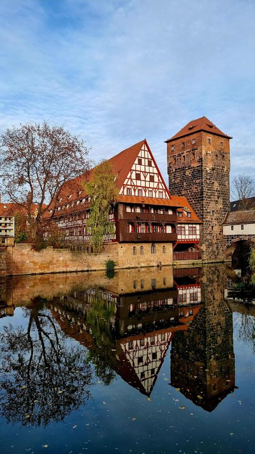Der Spätsommer in Nürnberg spiegelt sich perfekt im Wasser. Mehr Leserfotos und Leserbriefe finden Sie hier.