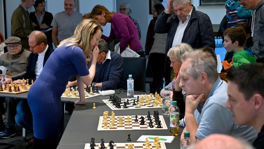 Schachmeisterin Elisabeth Pähtz spielte in Eckental gegen 25 Kontrahenten gleichzeitig