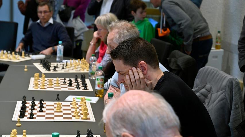 Schachmeisterin Elisabeth Pähtz spielte in Eckental gegen 25 Kontrahenten gleichzeitig