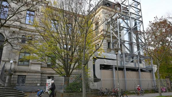 Um gesundheitliche Folgen fürs Personal wie Studierende zu minimieren, ist an der rechten Außenfassade eine riesige Lüftungsanlage angebaut worden