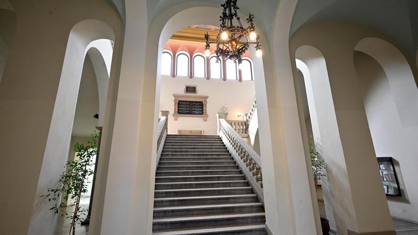 Im Eingangsbereich findet sich ein sehenswertes Treppenhaus.