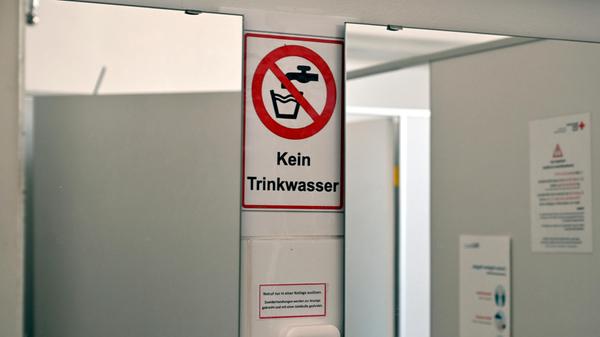 Das ausgebaute Mansarddach orientiert sich am Kollegienhaus, die gerade Freitreppe schließlich führt in ein prächtiges, ohne Rücksicht auf den Raumverbrauch angelegtes Treppenhaus.