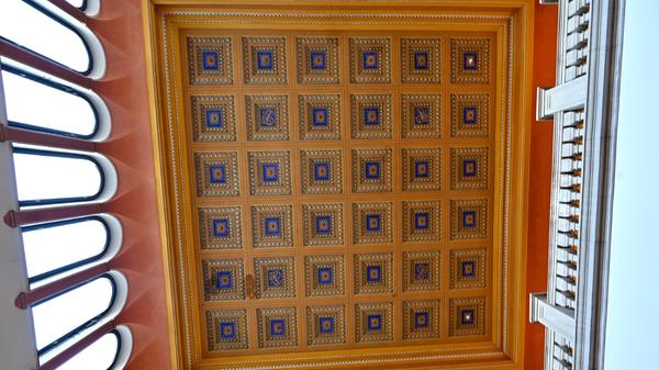 Eine der prachtvollen Decken im Gebäude.