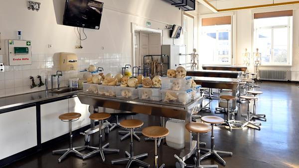 So wurde schon 2015 die Landesunfallkasse hinzugezogen, weil es Probleme mit der Lüftungsanlage gab. Es ging um die Räume, in denen Leichen beziehungsweise Leichenteile - auch von Studierenden - präpariert sowie seziert werden.