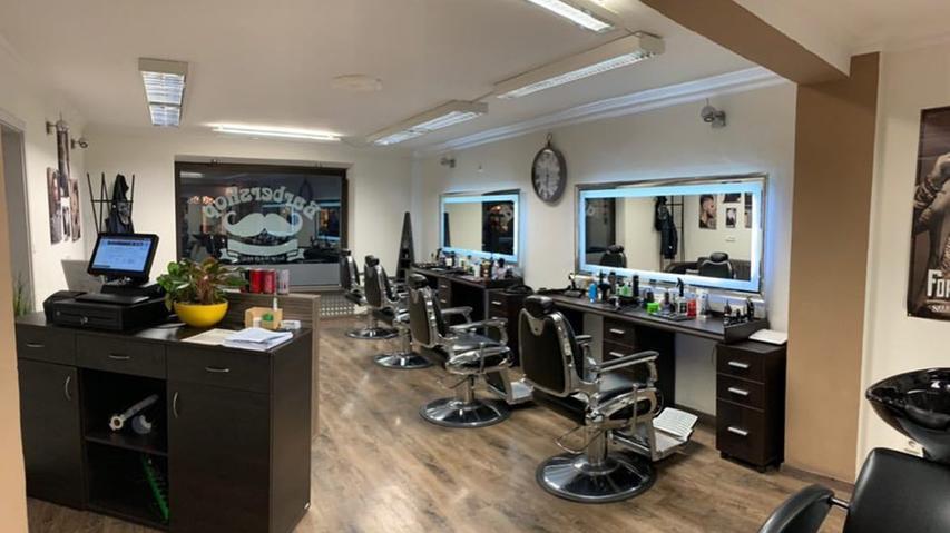 Der Barbershop in der Marktstraße 5 in Hippoltstein bietet den Kunden nicht nur einen Haarschnitt, sondern auch das Haare färben und dauerwellen an.