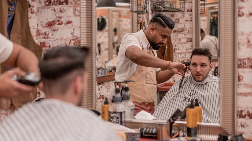 Den Barbershop in der Breiten Gasse 22 gibt es schon seit 2016 in Nürnberg. Inhaber Hangau und sein Team erfüllen die Wünsche der Kunden, egal ob Haare, Augenbrauen oder Bärte frisiert werden. Mittlerweile gibt es zwei weitere Filialen, eine in Herzogenaurach und eine in Neumarkt. Hangau erreicht mit knapp 1300 Stimmen Platz 2.