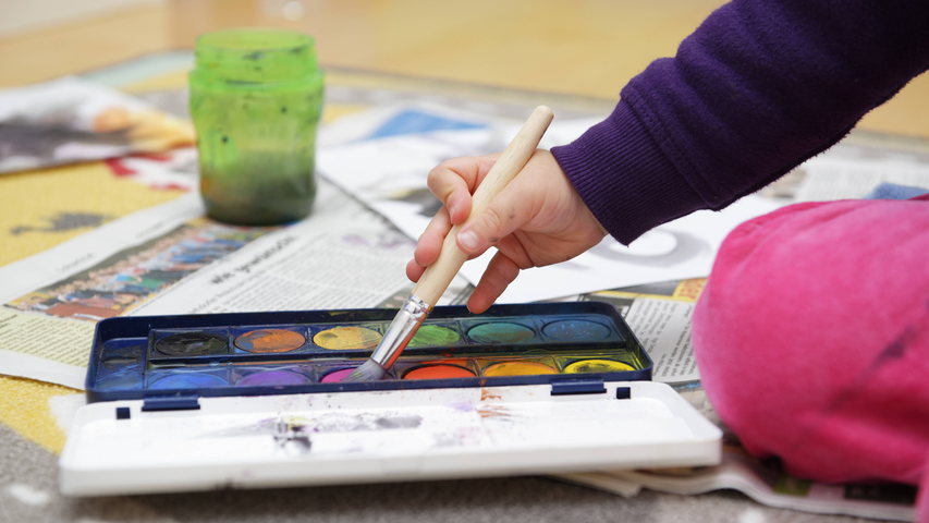 Das Kunstlabor für Kinder AUF AEG öffnet sich wieder diesen Samstag. Von 11 bis 13 Uhr wird unter der Leitung einer pädagogischen Fachkraft gemalt, gewerkelt und gebastelt. Diesese Mal lautet das Thema Daumenkino. 