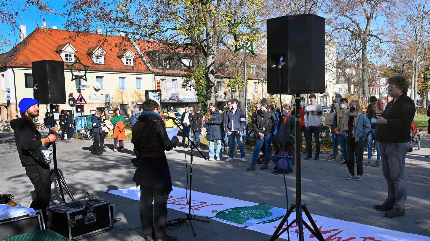 Am Bohlenplatz führte die Erlanger Ortsgruppe Students for Future am Dienstagmittag (8. November) eine Kundgebung anlässlich der derzeit stattfindenen Weltklimakonferenz durch.