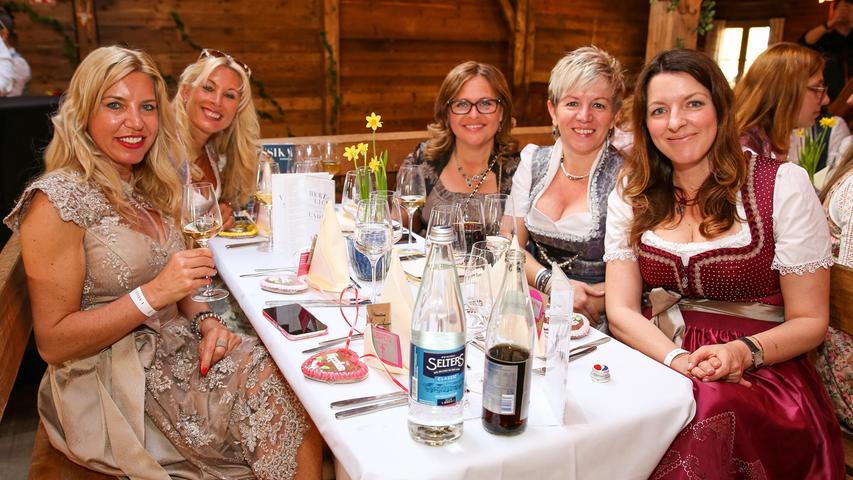  Beim Ladies-Charity-Dinner feierten auf dem Frühlingsfest 2022 rund 200 Damen,  hier unter anderem Karin Fraas (vorne re.)