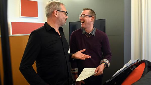 Eine Reportage über die Aufnahme des Liedes lesen Sie hier.