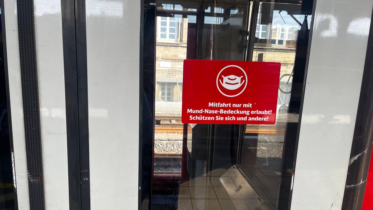 In Bussen und Bahnen der Deutschen Bahn gilt eine Maskenpflicht.